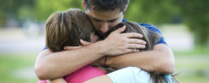 abbraccio-adulto-bambini